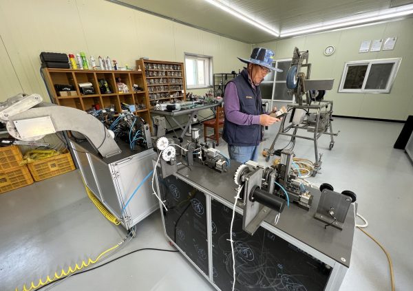 Automatic ‘sewing machine’ for insertion of seed fibers to cultivation rope, at the inventor’s garage in South Korea.