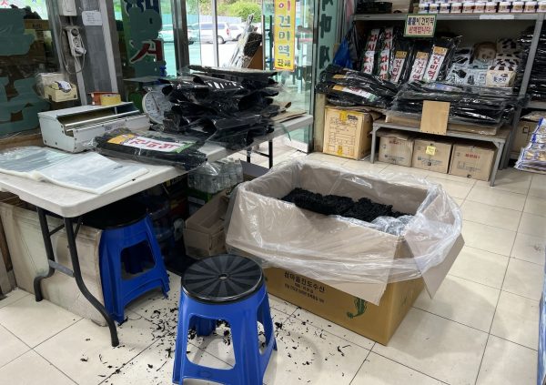 Envasado de hojas secas de Saccharina en presentaciones más pequeñas en Wando, Corea del Sur.