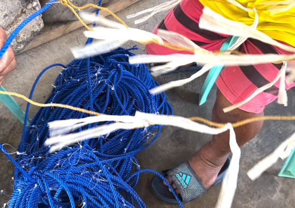Preparation of a new culture line consisting of 6 mm polyethylene rope and nylon cord to tie the seedlings. Taytay Bay, northern Palawan in the Philippines.