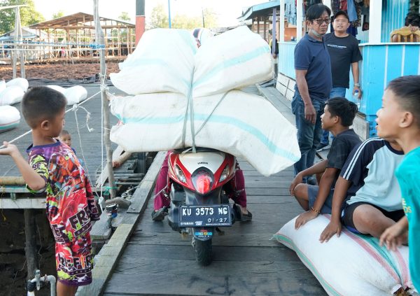 In Nunukan, Indonesia the seaweed sacks are transported to the closest aggregation point in the village by motorbike.