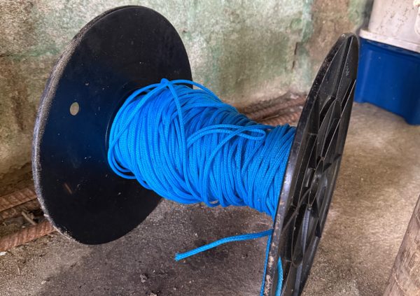 Brazil: Spool of polypropylene rope used in seaweed farms, ideal for long-term submersion due to its strength and longevity.