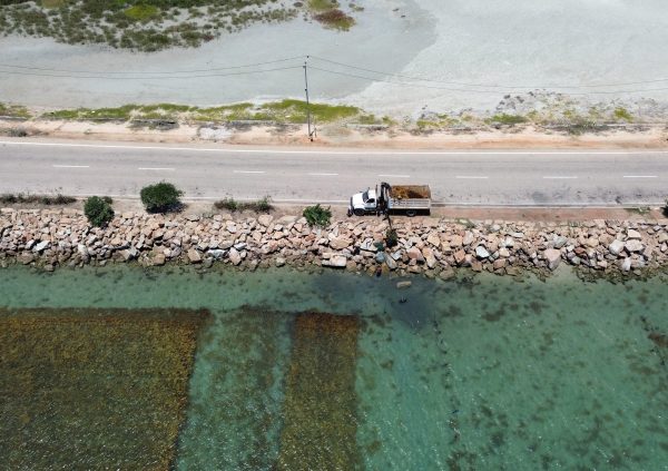 Venezuela: At TIDE in Venezuela, mechanised cranes lift the harvested seaweed directly from the water to drying areas, reducing labor and post-harvest losses.